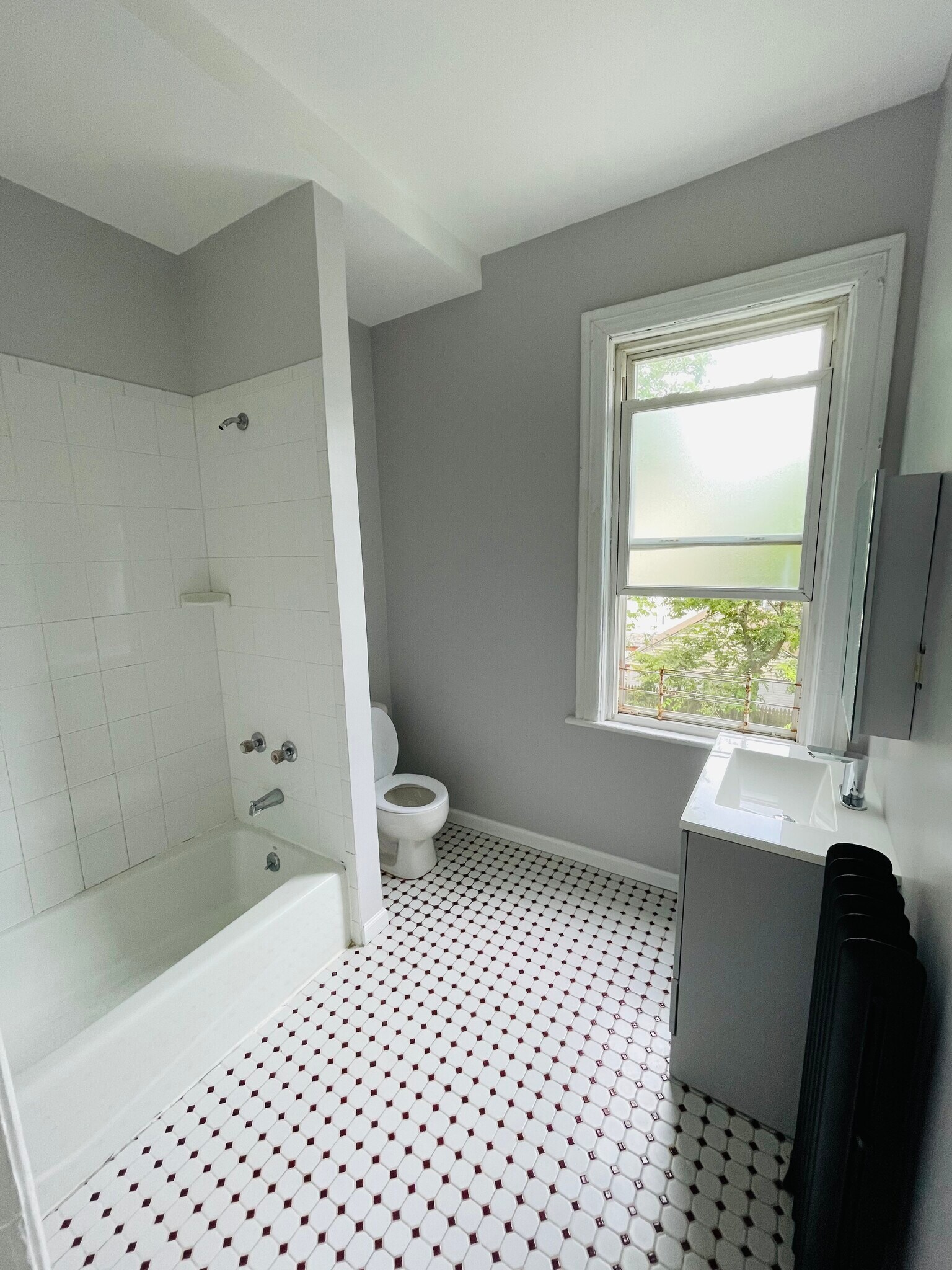 Spacious Bathroom - 10 Amackassin Ter
