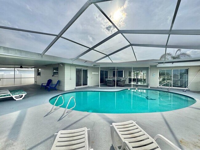 Building Photo - 6316 Lake Sunrise Dr