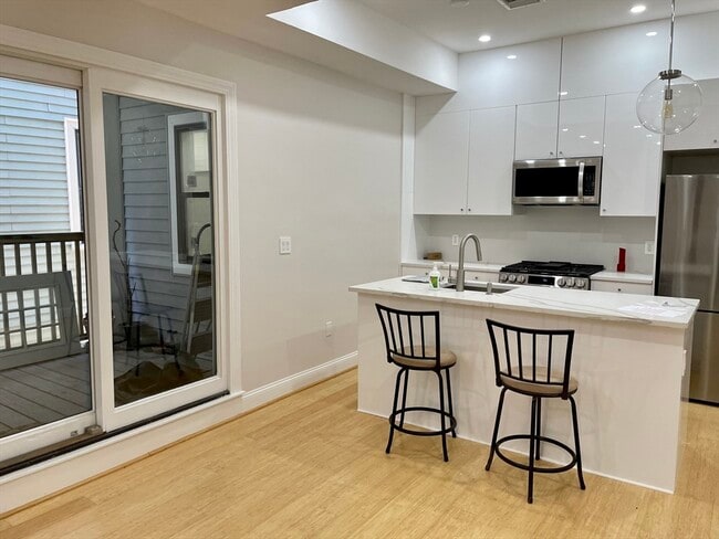 Building Photo - 258 W Broadway