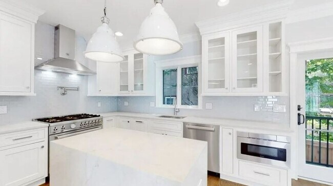 Building Photo - Charming 4 Bedroom-No Broker Fee