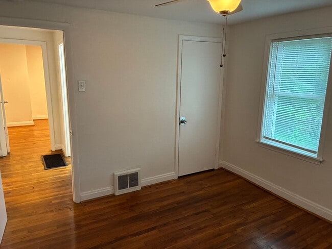 Building Photo - 2 bed 1 bath Conveniently located in Overland on Page