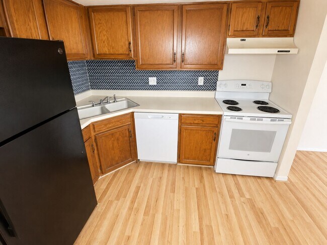Building Photo - Perfectly located and priced!