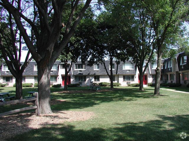 Courtyard - Valley Green Apartment Homes