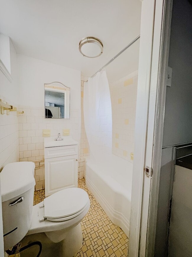 Building Photo - Charming Mid-Century Townhouse in Baltimor...