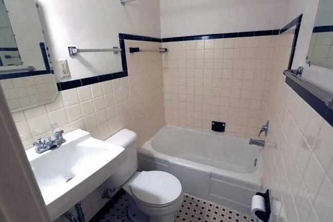 Interior Photo - 132-134