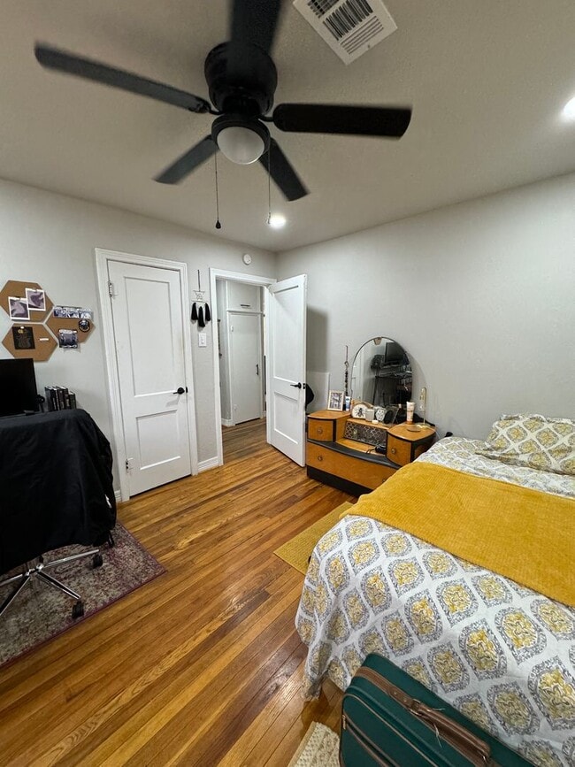 Building Photo - Adorable 2/1/1 CH/A updated!!! walking dis...