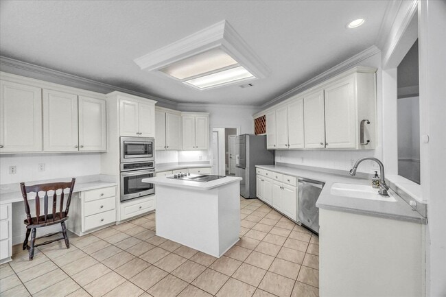 Building Photo - Stunning all-brick home on a large wooded lot