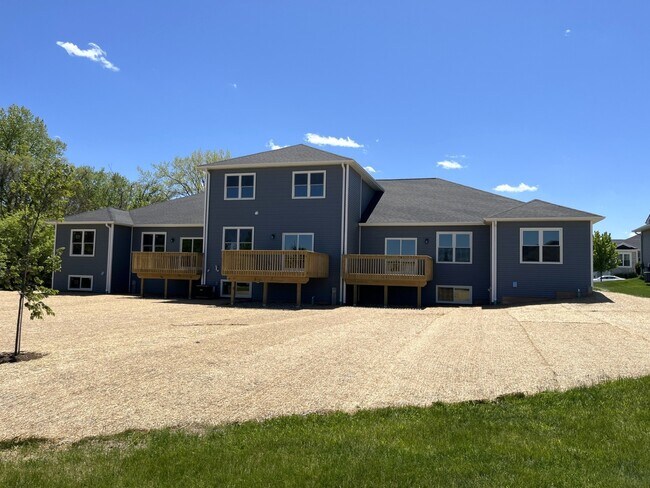 Building Photo - 970 Meadow Ln