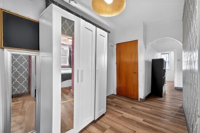 Building Photo - 102 W 43rd St