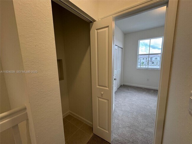 Building Photo - 2716 SE 26th Ave