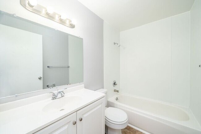 Building Photo - 1st Month FREE!!! 1 Bedroom minutes away from Downtown! Pets OK!