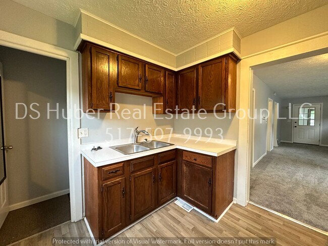 Building Photo - 2 Bedroom 1 Bath Move-in Ready!!