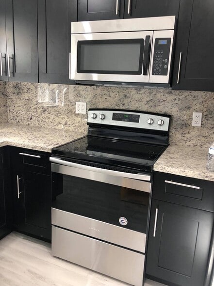 Building Photo - 634 SE 4th Pl