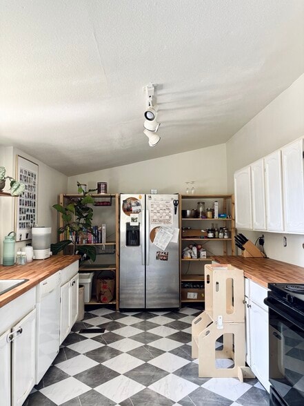 Kitchen - 614 E Grover St