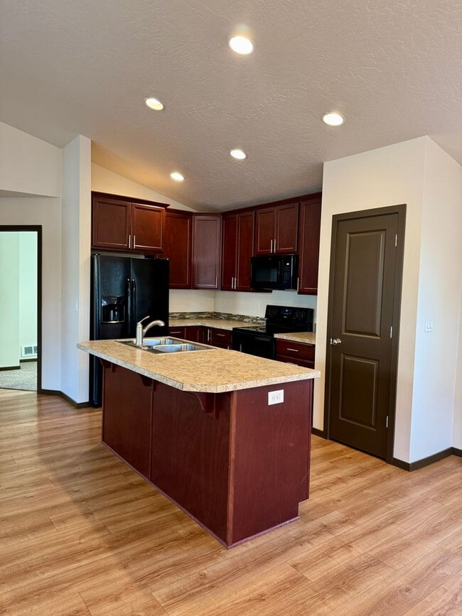 Building Photo - 2-Bed Home with Bonus Room & Large 2-Car Garage in Coeur d’Alene