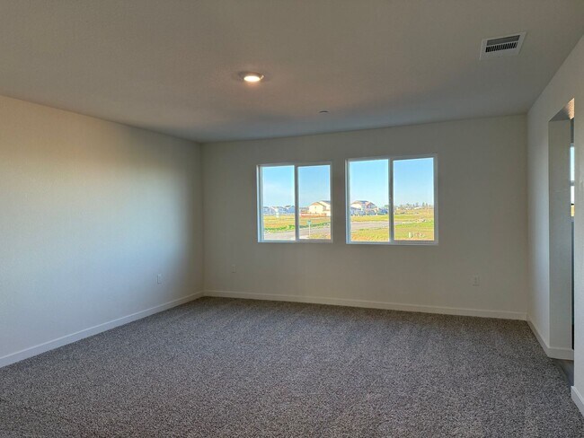 Building Photo - Spectacular New 5/3 Bath Available Now!