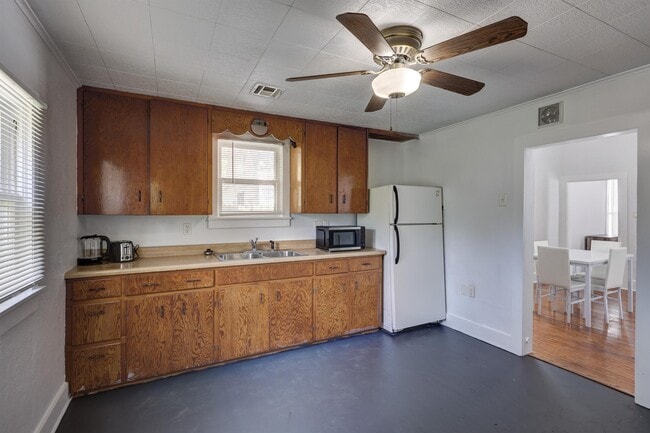 Building Photo - 1221 W 10th St