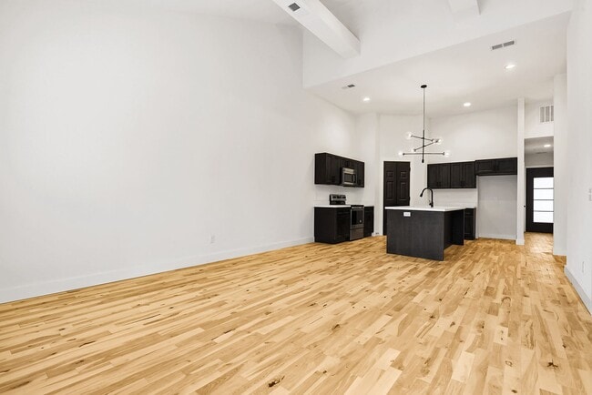 Building Photo - Two Bedroom Twin Villa with Attached 1-Car...