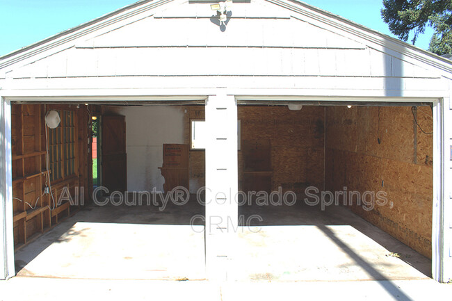 Building Photo - 723 N Logan Ave
