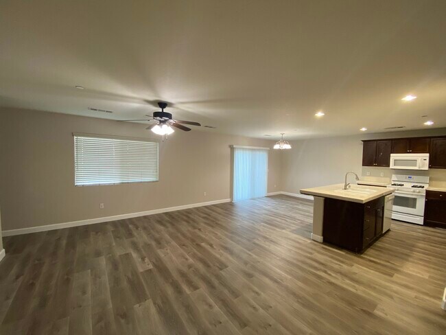 Building Photo - 450 Topanga Ct