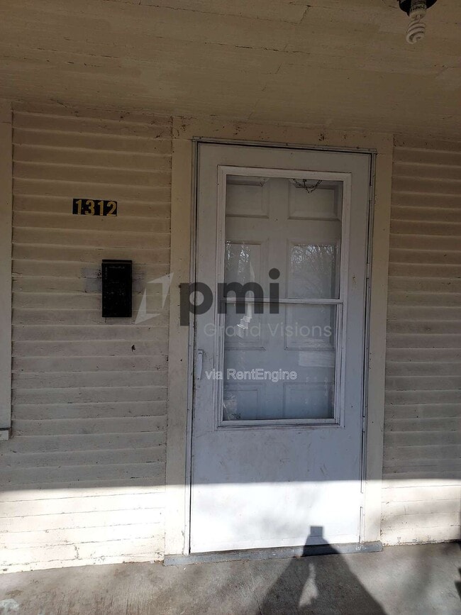 Building Photo - 1312 E Olive St