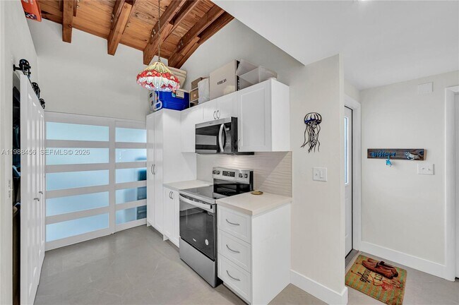 Building Photo - 7018 SW 53rd Ln