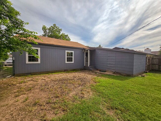 Building Photo - Cute 2 or 3 bedroom 1 bath near OBU