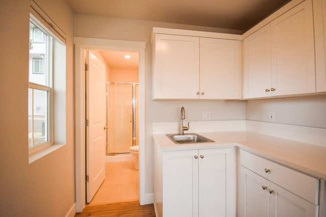 Building Photo - Beautiful 4 Bedroom 3.5 BA Home! Mother in Law Suite, Attached Garage & Top floor Bonus Room!