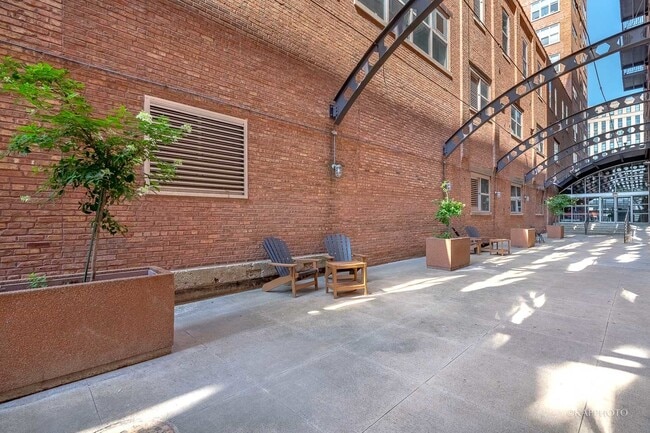 Building Photo - 500 S Clinton St