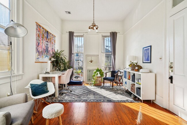 Primary Photo - Large 1 bedroom apartment in heart of Uptown