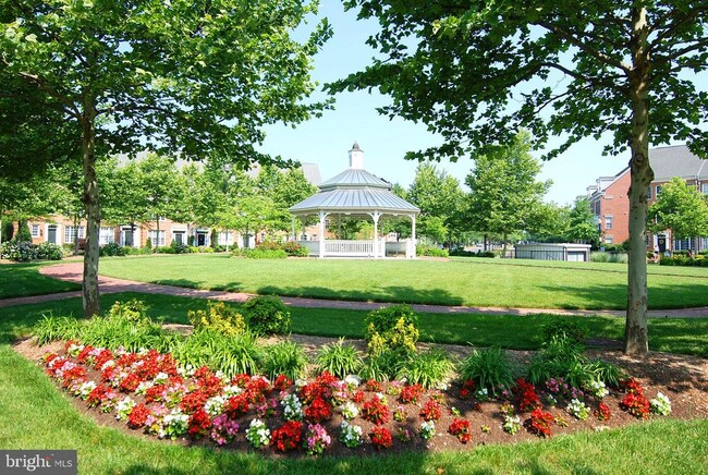 Building Photo - 4951 Brenman Park Dr