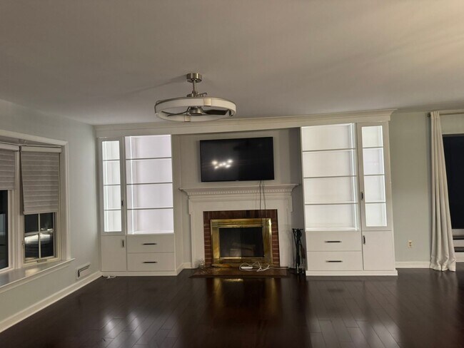 Building Photo - 805 Golden Arrow St