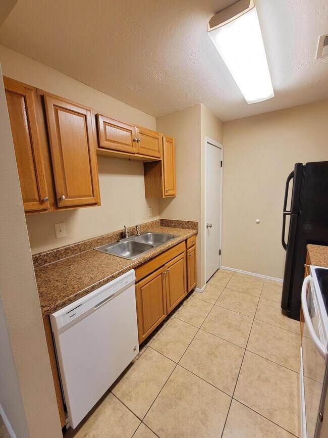 Building Photo - 1614 Green Briar Pkwy