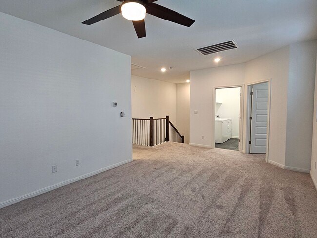 Building Photo - Beautiful 3 Bed / 3 Bath Home in North Lea...