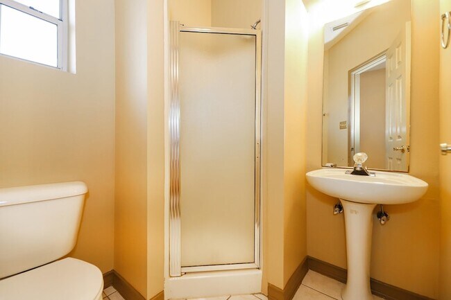 Building Photo - 503 W Avon Ct