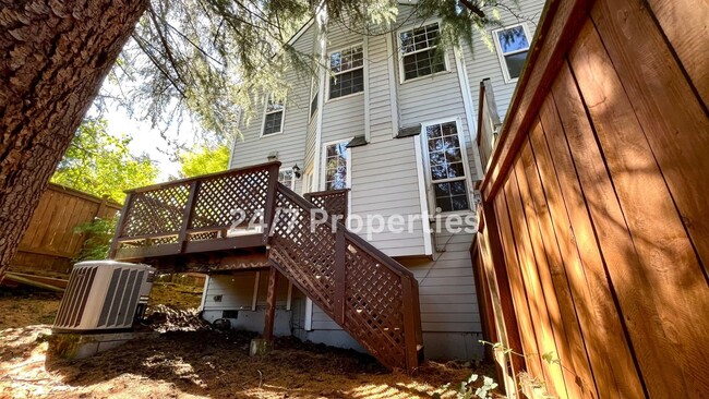 Building Photo - Townhome in Raleigh Hills - 2 Bedroom Suit...