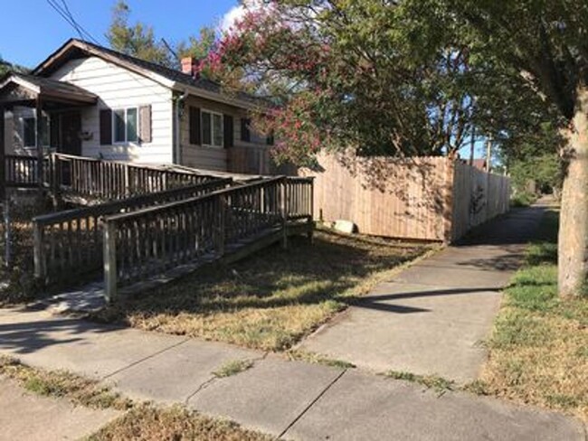 Building Photo - Cozy 3 bed 1.5 bath with Backyard