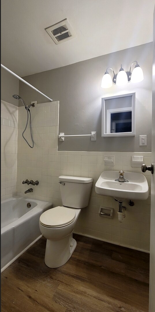 Building Photo - 3030-3032 Creekview Circle