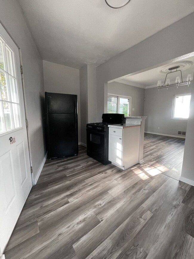 Building Photo - 2 Bedroom 1 bath w/laundry and yard