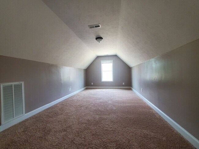 Building Photo - 2244 Lakedale Dr