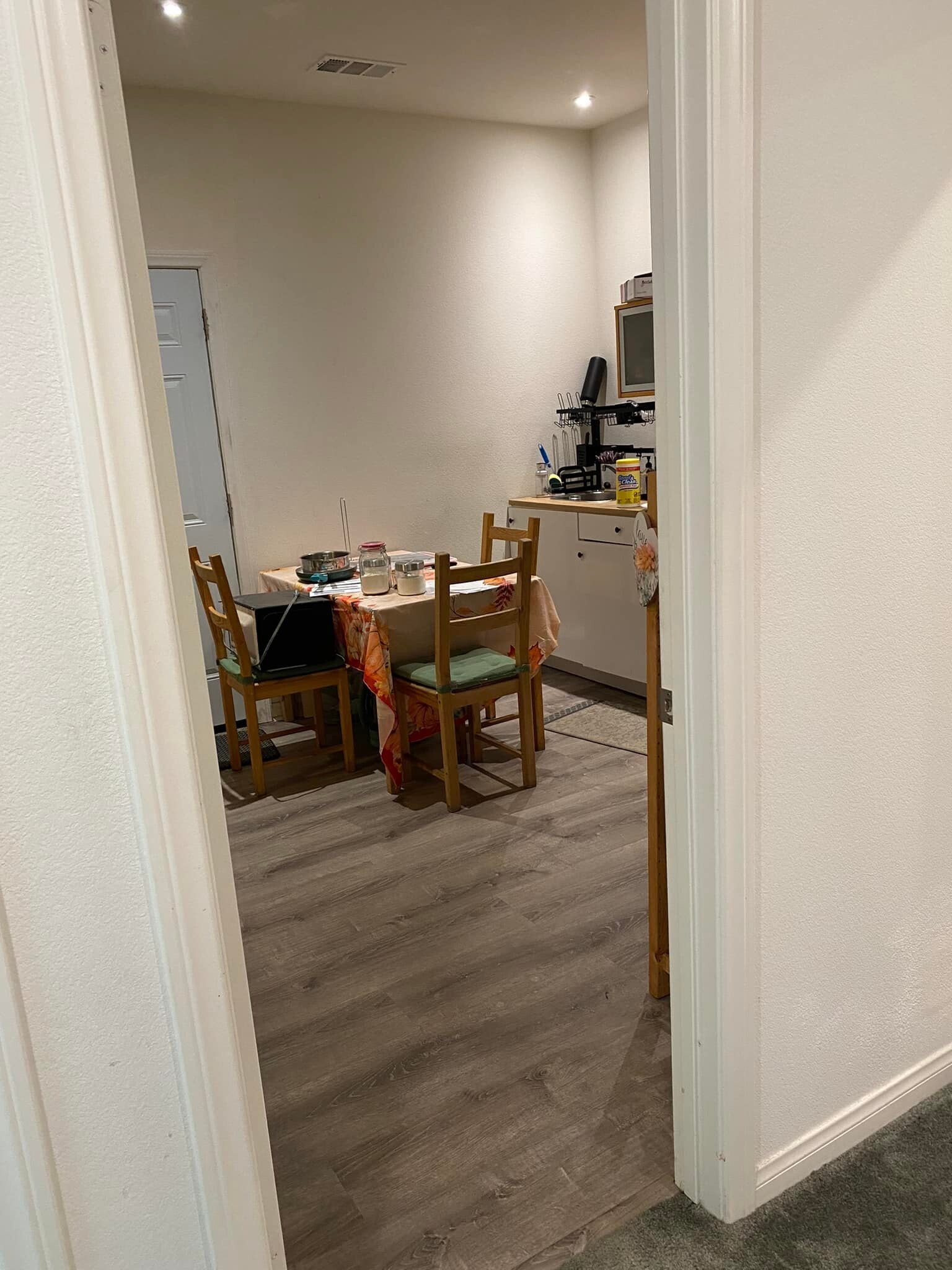 small kitchenett (shard with a max of 2 people) - 7893 Boot Straps Ct