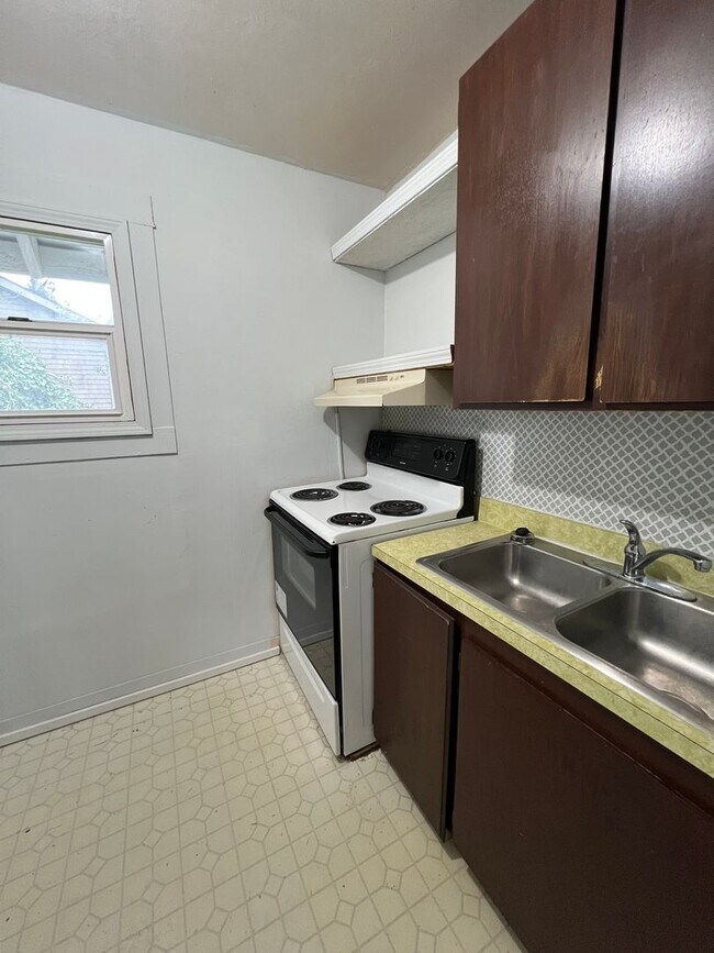 Building Photo - 2129