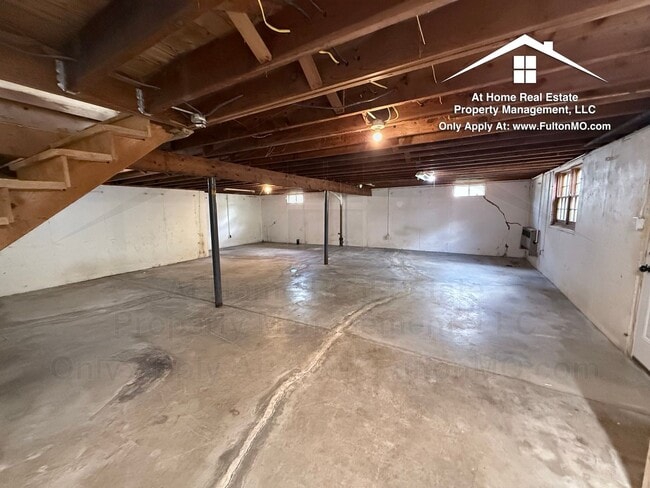 Building Photo - 511 Kleewood Dr