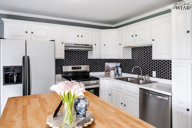 Building Photo - 4024 Hooper Dr