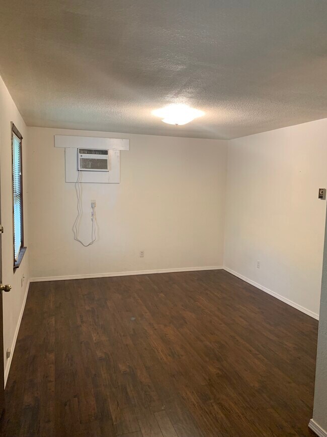 Building Photo - 1112 Hidden Valley Dr