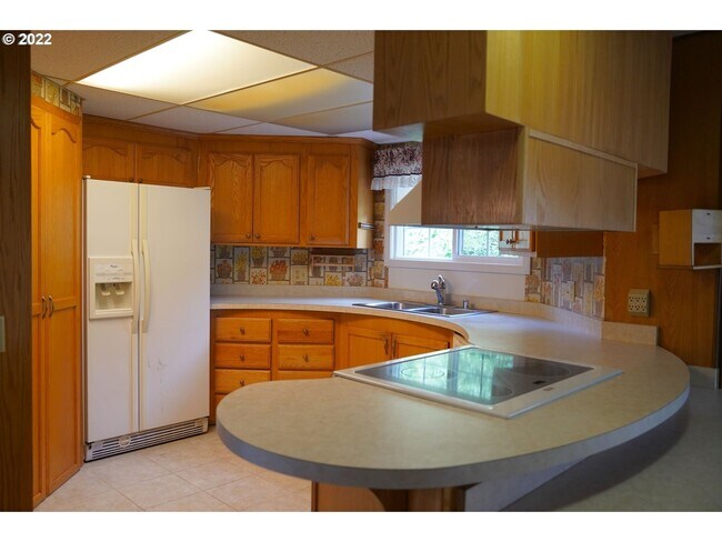 Building Photo - 485 Myeena Loop