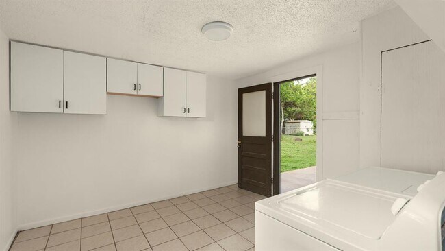 Building Photo - 206 E Skyview Rd