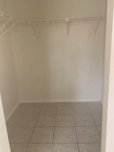 Building Photo - 5898 Sagunto St