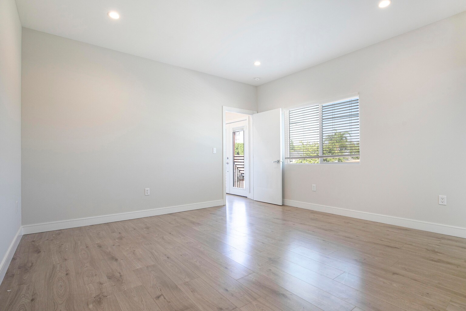 Building Photo - 9156 Morehart Ave