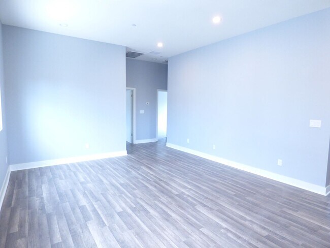 Building Photo - 1923 Holly Dr